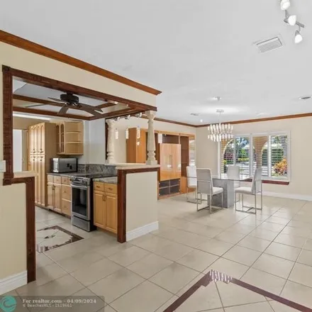 Image 9 - 2027 Northeast 25th Street, Middle River Manor, Wilton Manors, FL 33305, USA - House for sale