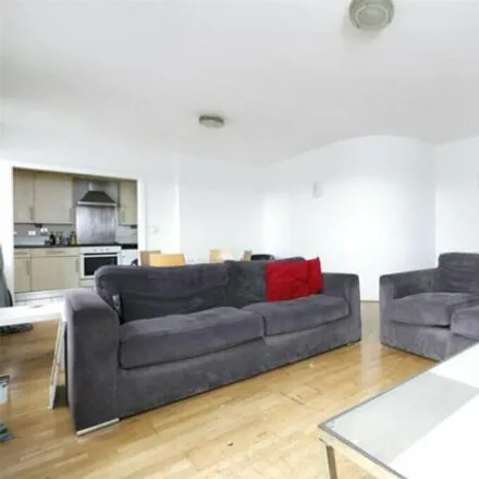 Rent this 3 bed room on 2 Artichoke Hill in St. George in the East, London