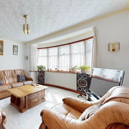 Rent this 6 bed duplex on Alderwick Drive in London, TW3 1SF