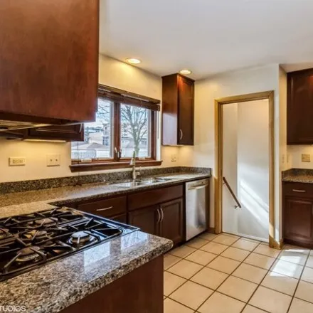 Image 7 - 6100 North Keating Avenue, Chicago, IL 60646, USA - House for sale