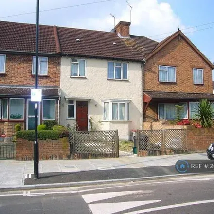 Rent this 5 bed townhouse on 1 Duncan Grove in London, W3 7NN