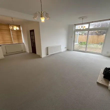 Rent this 4 bed apartment on Beattyville Gardens in London, IG6 1JW