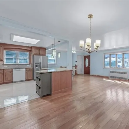 Image 5 - 151-31 26th Avenue, New York, NY 11354, USA - House for sale