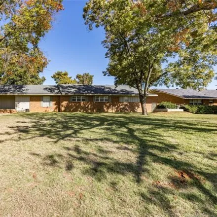 Buy this 3 bed house on 2038 West Live Oak Street in Durant, OK 74701