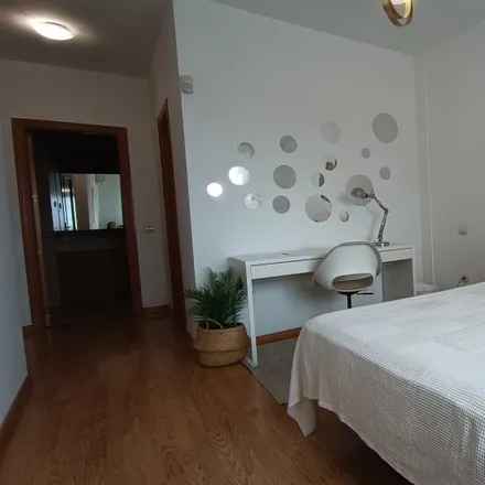 Rent this 5 bed room on Escuela infantil El Zeppelin in Calle de Jacinto Benavente, 25