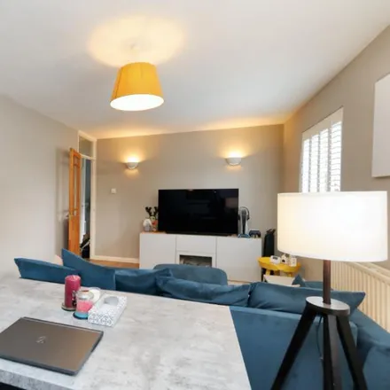 Image 4 - Lambourn Grove, London, KT1 3SF, United Kingdom - Apartment for rent