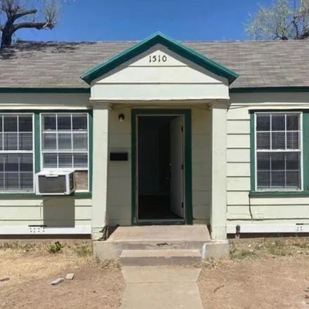 Buy this 2 bed house on 1536 25th Street in Lubbock, TX 79411