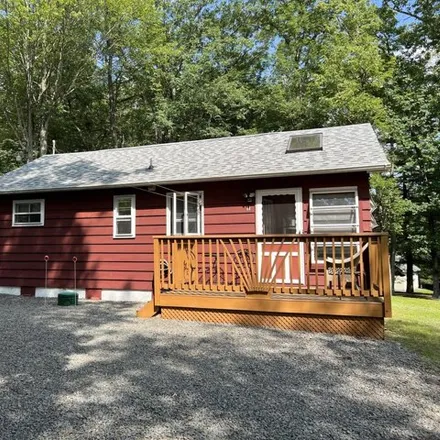 Rent this 3 bed house on 31 Oak Drive in Paupack Township, PA 18438