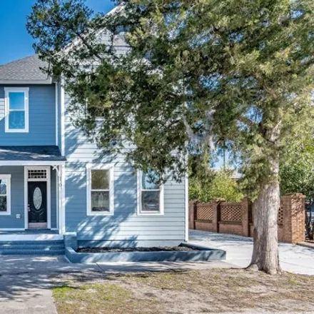 Buy this 5 bed house on 76 North 8th Street in Wilmington, NC 28401