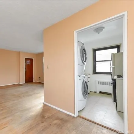 Image 5 - 160-56 17th Avenue, New York, NY 11357, USA - Apartment for sale