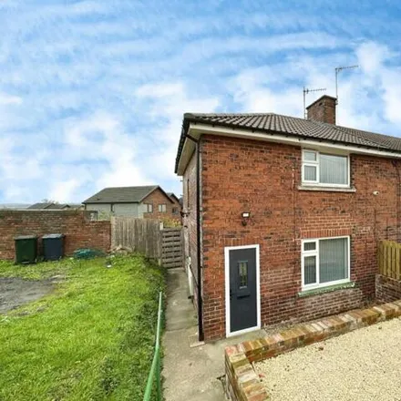 Rent this 3 bed duplex on Oakdale Place in Rotherham, S61 2PA