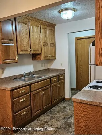 Image 2 - 683 24th Street West, Dickinson, ND 58601, USA - Condo for sale