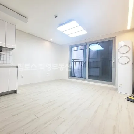 Rent this 2 bed apartment on 서울특별시 송파구 송파동 111-30