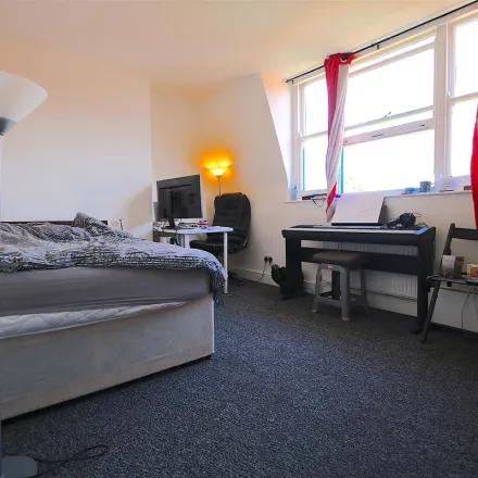Image 5 - 96 Newark Street, St. George in the East, London, E1 2EP, United Kingdom - Apartment for rent