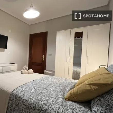 Rent this 5 bed room on Avenida del Ferrocarril / Trenbideko etorbidea in 9A, 48012 Bilbao