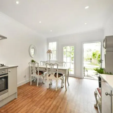 Rent this 6 bed townhouse on 1 Aston Street in Oxford, OX4 1EW