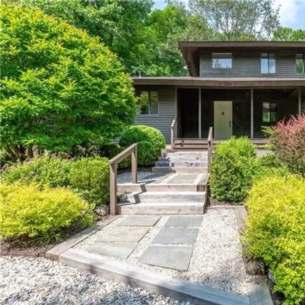 Buy this 4 bed house on 2 Arrowhead Ln in Armonk, New York