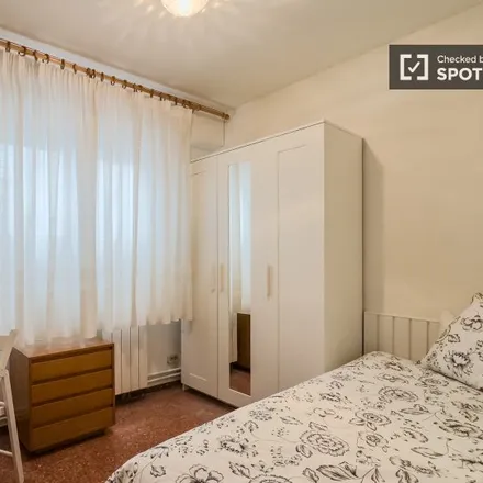 Rent this 3 bed room on Fortuna in Carrer de les Corts, 08001 Barcelona