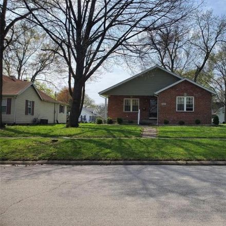 Rent this 4 bed house on 1570 Fairfax Street in Carlyle, IL 62231