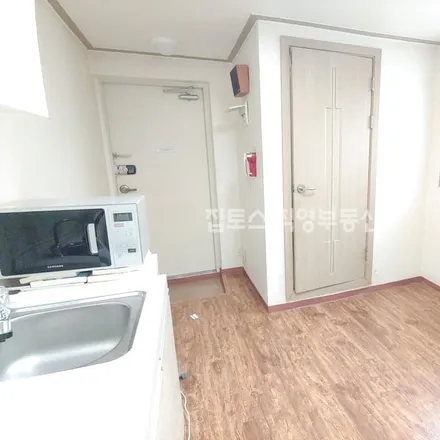 Rent this studio apartment on 서울특별시 강남구 역삼동 785-3