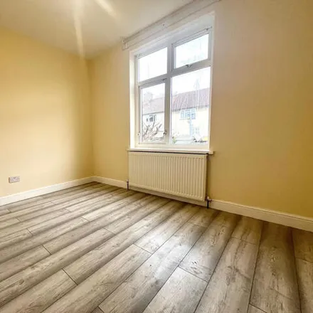 Image 6 - Treswell Road, London, RM9 6XL, United Kingdom - House for rent