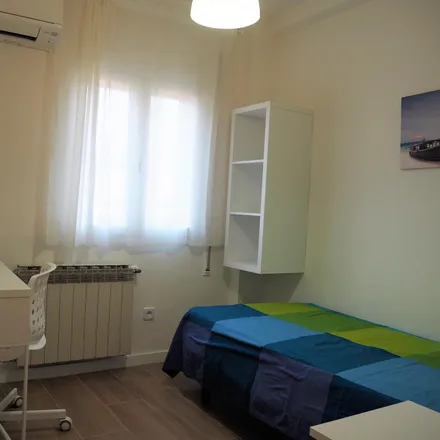 Rent this 4 bed room on Madrid in Parroquia San Roque y Santa María Micaela, Calle del Abolengo