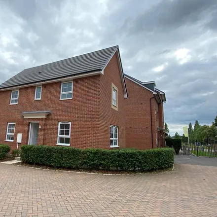 Rent this 3 bed house on 8 Robin Close in Coventry, CV4 8NJ