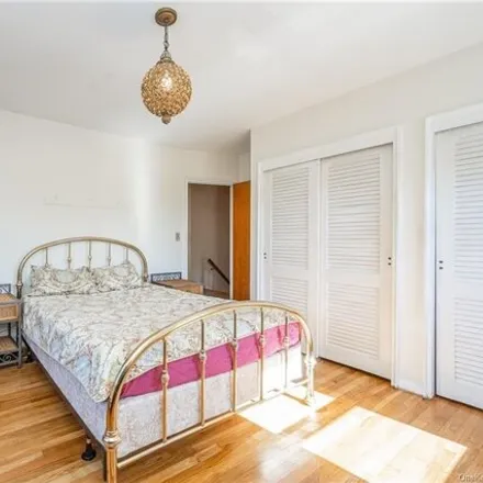 Image 7 - 2423 Woodhull Avenue, New York, NY 10469, USA - House for sale