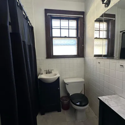 Image 3 - 77 Decker Avenue, New York, NY 10302, USA - Room for rent