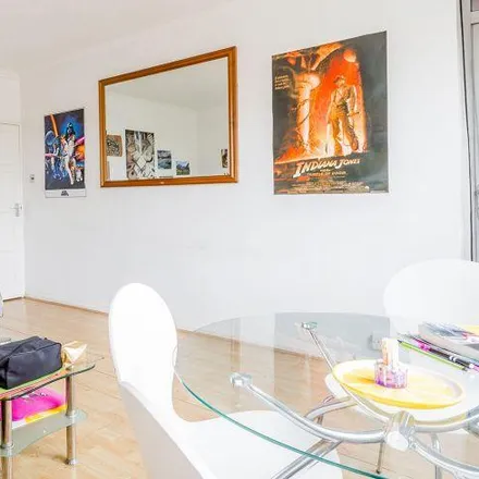 Rent this 3 bed apartment on Calshot Street in London, N1 9AN