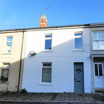 Rent this 3 bed townhouse on Salop Place in Penarth, CF64 1GW