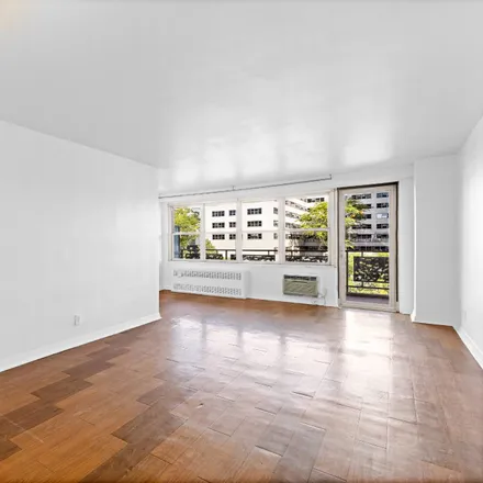 Image 2 - 2650 Ocean Parkway, New York, NY 11235, USA - Condo for sale