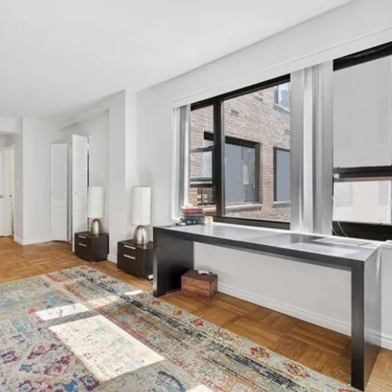 Image 4 - 210 East 47th Street, New York, NY 10017, USA - Condo for sale