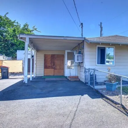Buy this 3 bed house on 2864 Howard Ave in Medford, Oregon