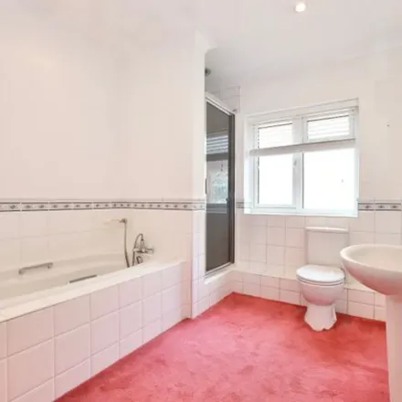 Image 6 - 233 Manor Road, London, IG7 6HL, United Kingdom - Apartment for rent