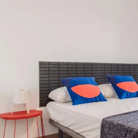 Rent this 6 bed room on Col·legi d'Educació Infantil i Primària San Juan de Ribera in Carrer de Ciril Amorós, 3