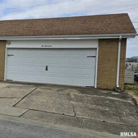 Image 2 - 2000 Gregory Court, Springfield, IL 62703, USA - House for sale