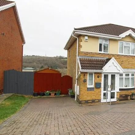 Buy this 3 bed duplex on Meadow Close in Tonyrefail, CF39 8EQ