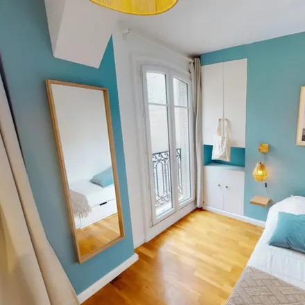 Rent this 4 bed room on 45 bis Rue de Vouillé in 75015 Paris, France