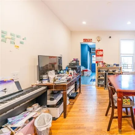 Image 7 - 68-48 78th Street, New York, NY 11379, USA - House for sale