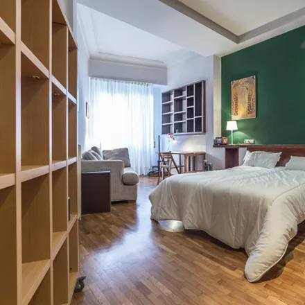 Rent this 6 bed room on Carrer d'Alacant in 17, 46006 Valencia