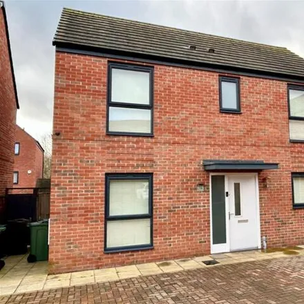 Buy this 3 bed house on Towpath Drive in Brownhills, WS8 6FG