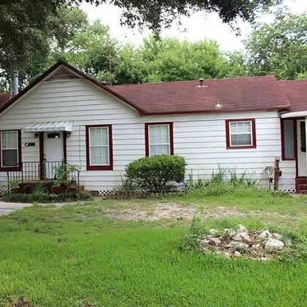 Rent this 3 bed house on 565 Pearl Street in Baytown, TX 77520