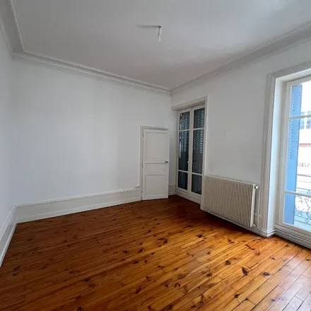 Rent this 3 bed apartment on Quai de Pincourt in 42300 Roanne, France