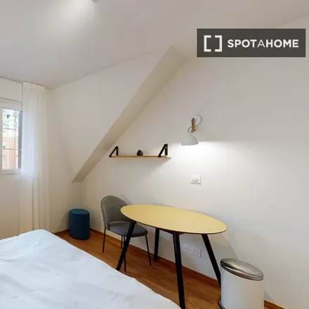 Rent this 11 bed room on 4 Avenue du Professeur Calmette in 92130 Issy-les-Moulineaux, France