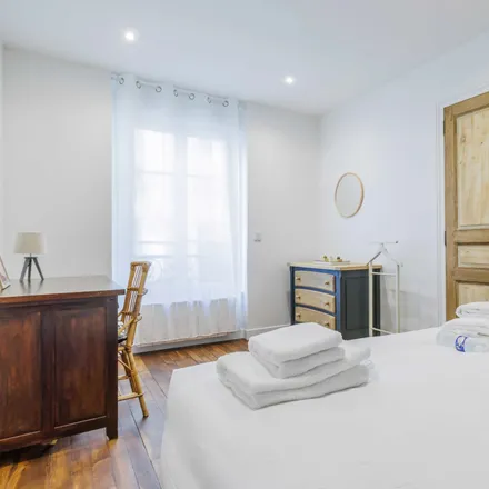 Rent this 2 bed apartment on 89 Rue Nollet in 75017 Paris, France