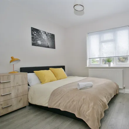 Rent this 4 bed room on Sunningdale Avenue in London, W3 7NS