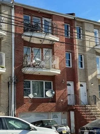Rent this 3 bed apartment on 486 6th Street in Union City, NJ 07087