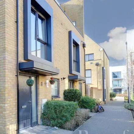 Rent this 3 bed duplex on Gubbins Lane in London, RM3 0DP