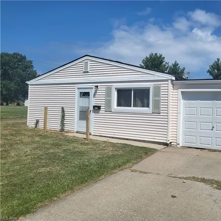 Buy this 3 bed house on 1537 East 32nd Street in Lorain, OH 44055
